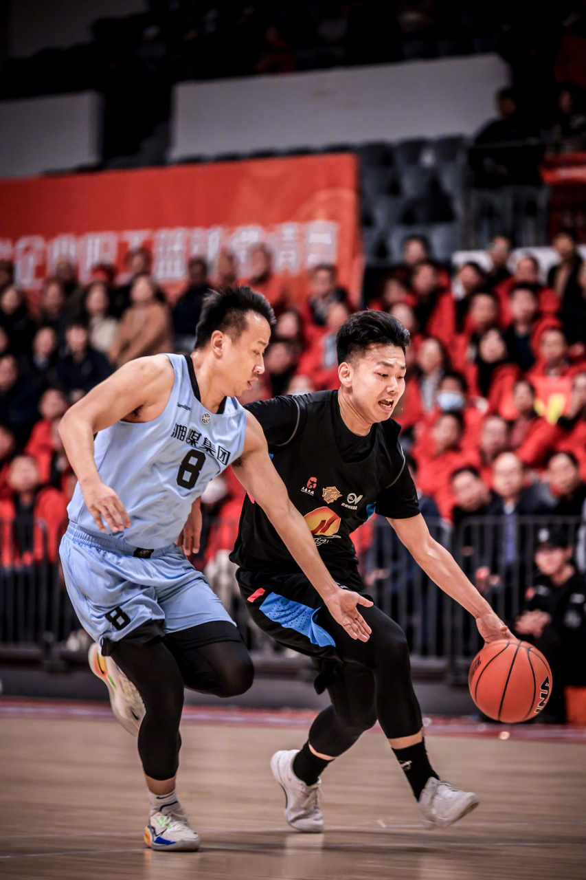 顶尖球星齐聚一堂，篮球比赛蓄势待发(篮球顶尖人物)