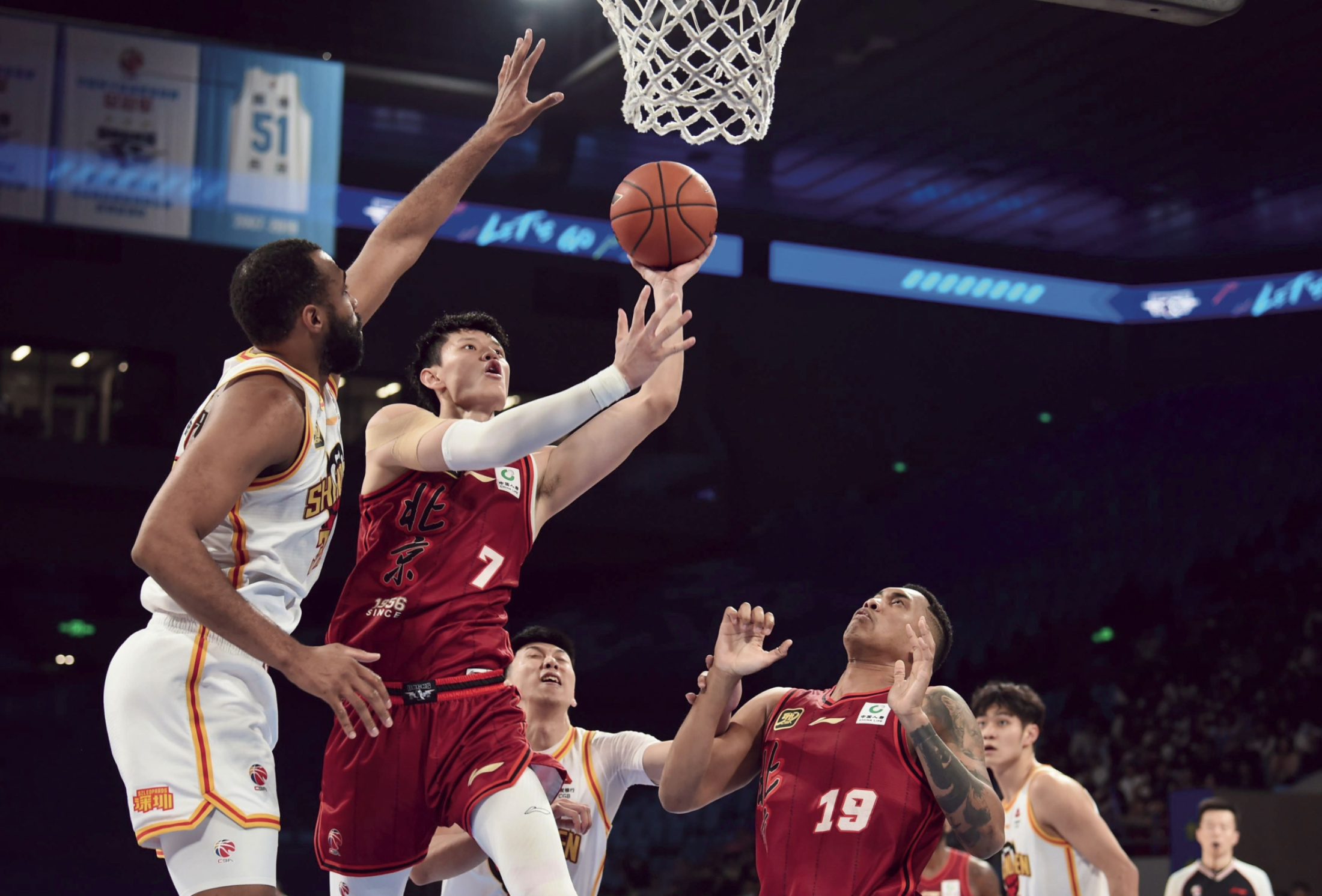 c7娱乐-关键战役，球队突破战线取胜，领跑CBA联赛后期冲刺的简单介绍